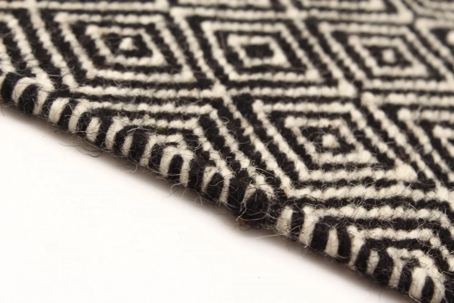 Vlnený koberec - Varella (čierna/biela)