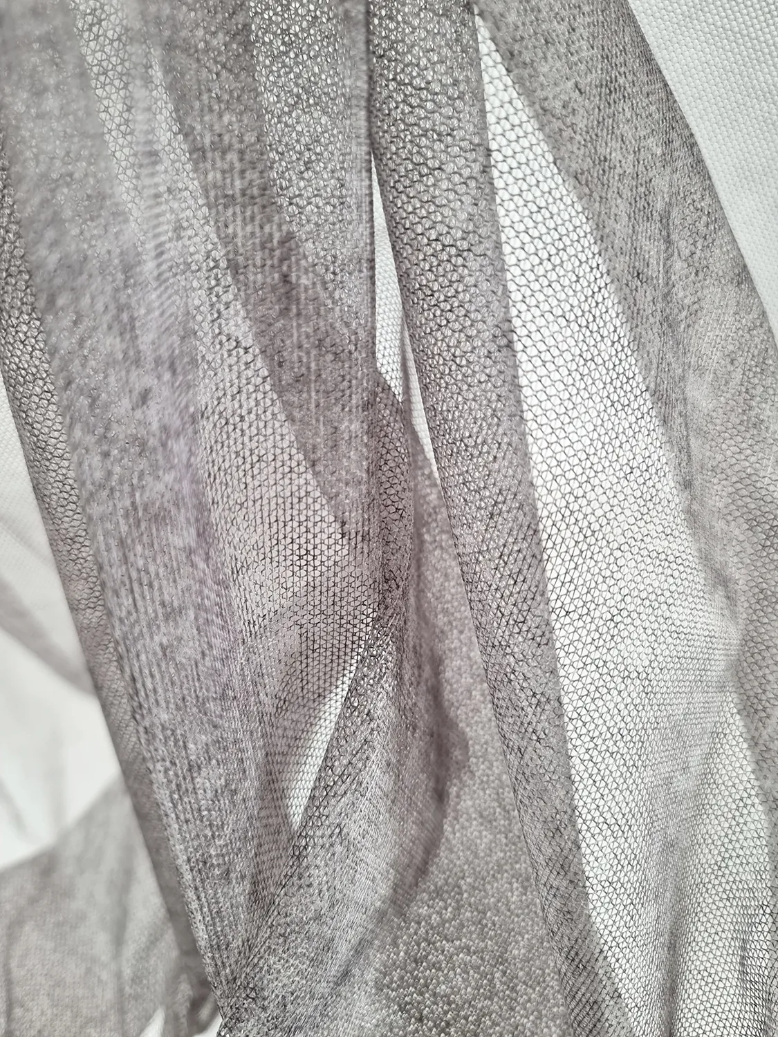 Záclony - Čipková záclona Nilah (svetlo šedá)