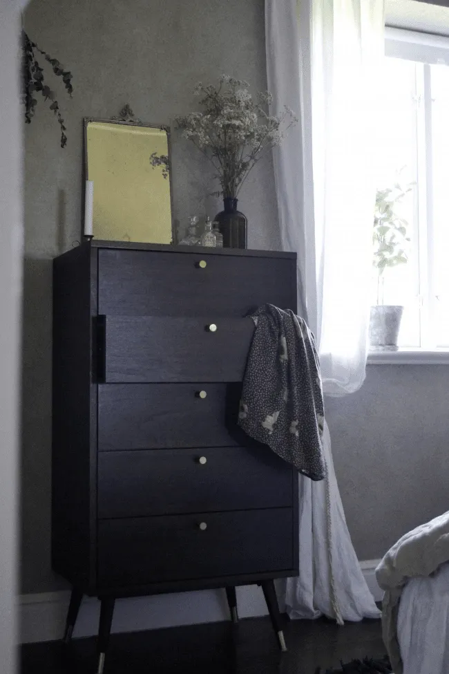 Byrå - Prime - 5 lådor (valnöt/mässing)