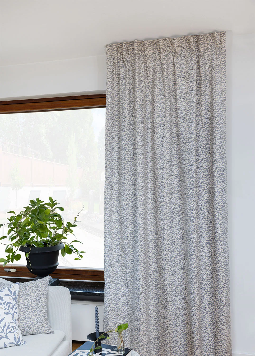 Záclony - Záclona z bavlny Lilja (modrá)