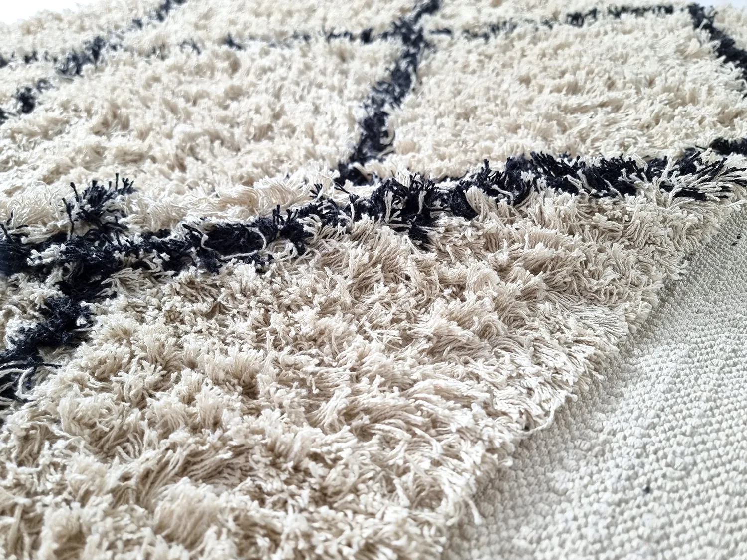 Koberce s dlhým vlasom - Alcott Natural Cotton Shaggy (čierna/biela)