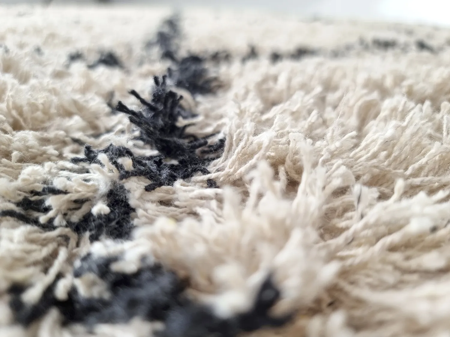 Koberce s dlhým vlasom - Alcott Natural Cotton Shaggy (čierna/biela)