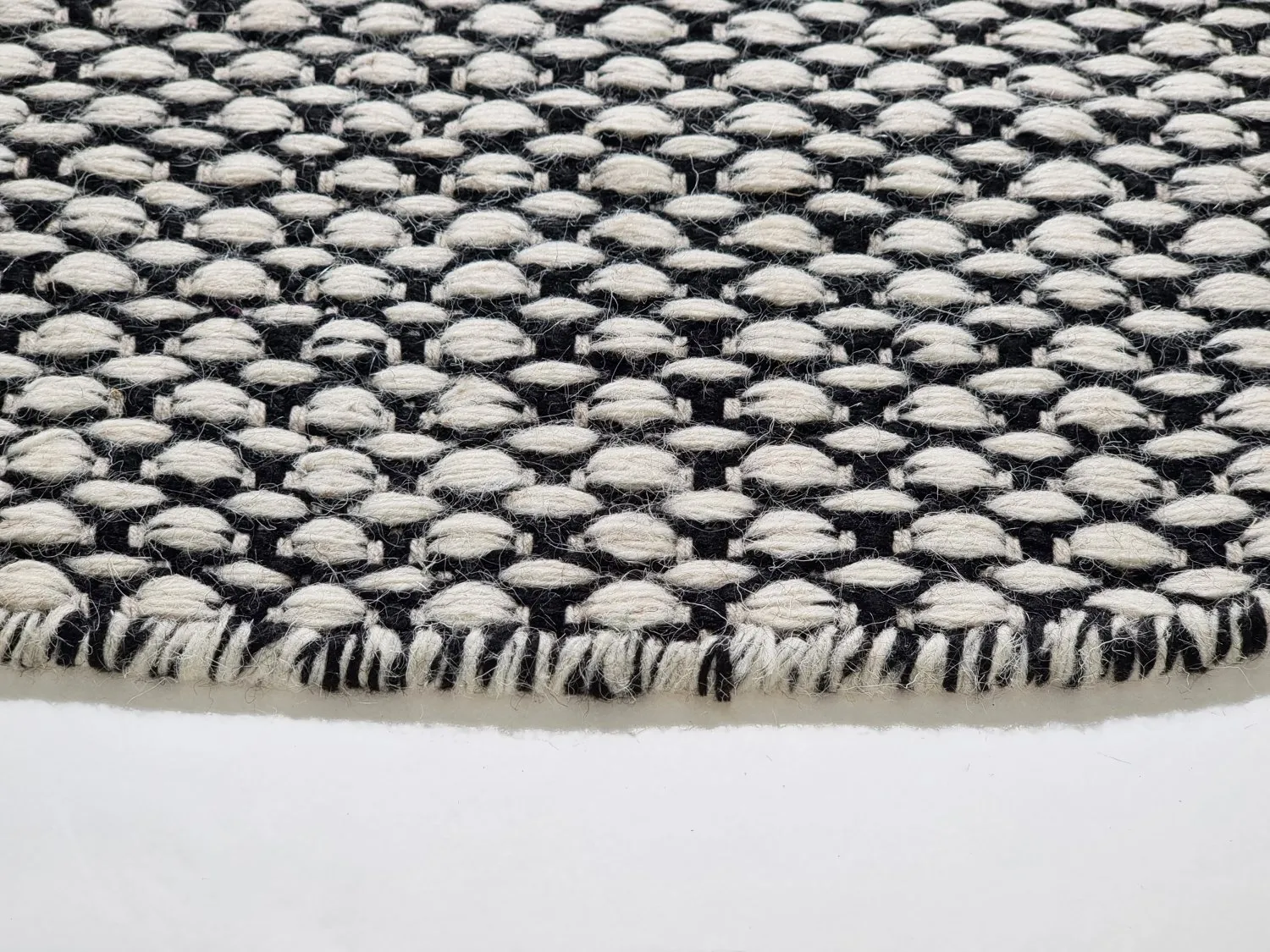 Kruhový koberec - Delly (čierny/biely)