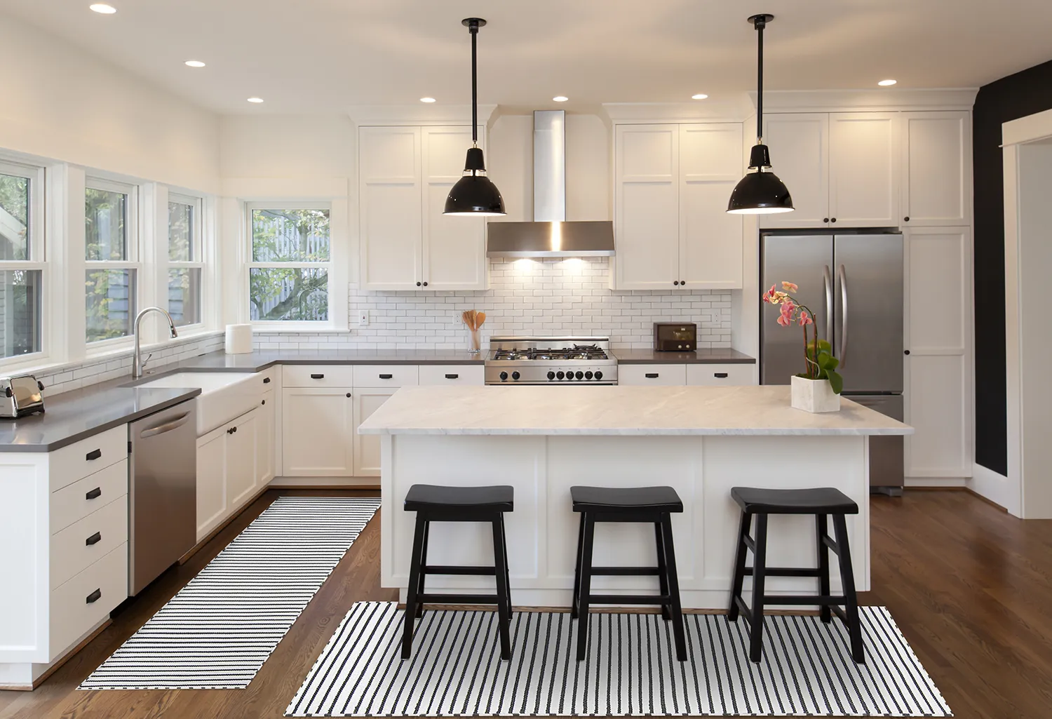 Plastové koberce - Kensington (biela/čierna)