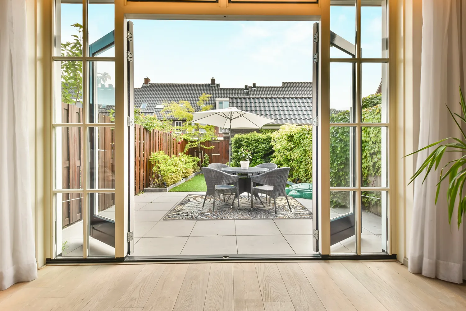 Koberec na vnútorné a vonkajšie použitie - Maui (šedý/multi)