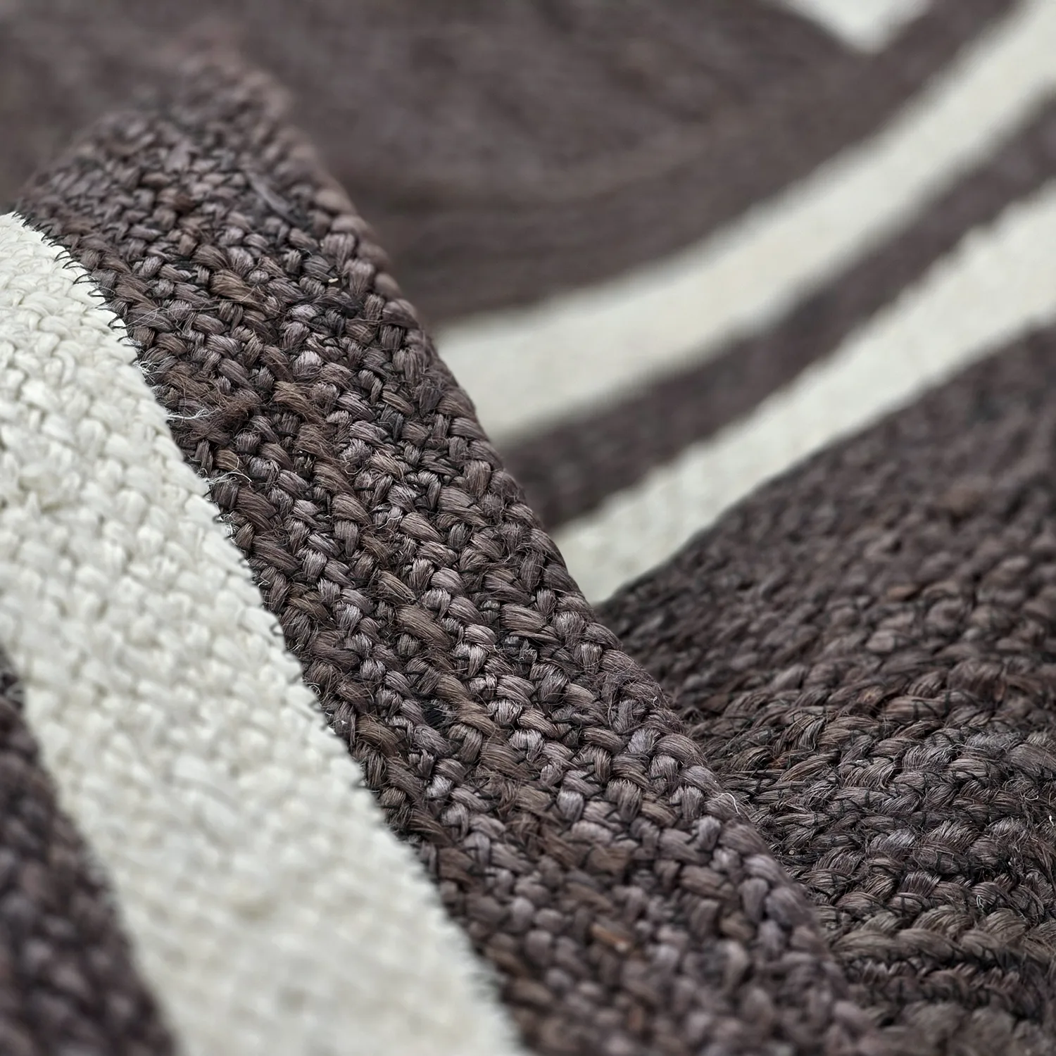 Jutematta - Jessore (mörk taupe/vit)