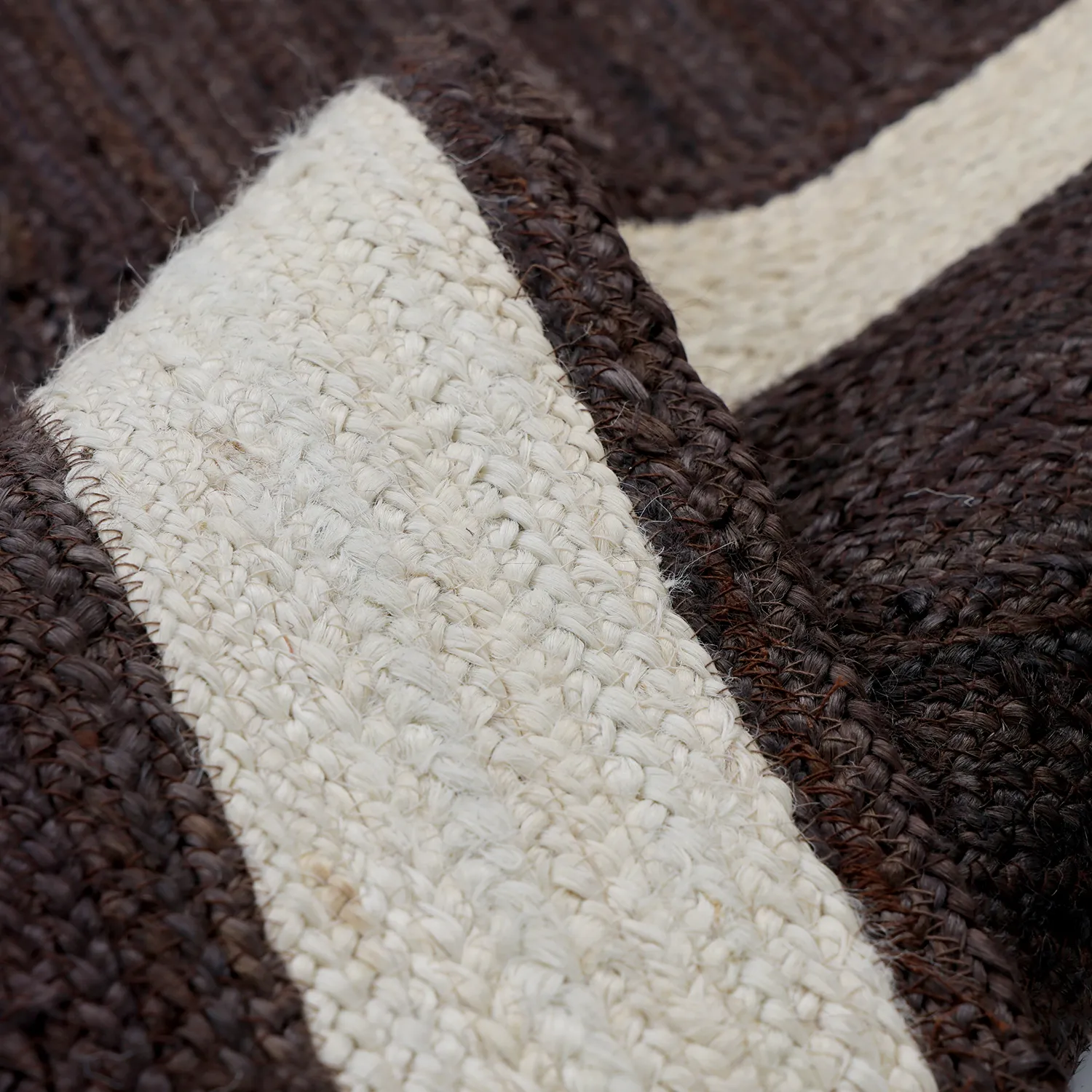 Jutematta - Senaki (mörk taupe/vit)