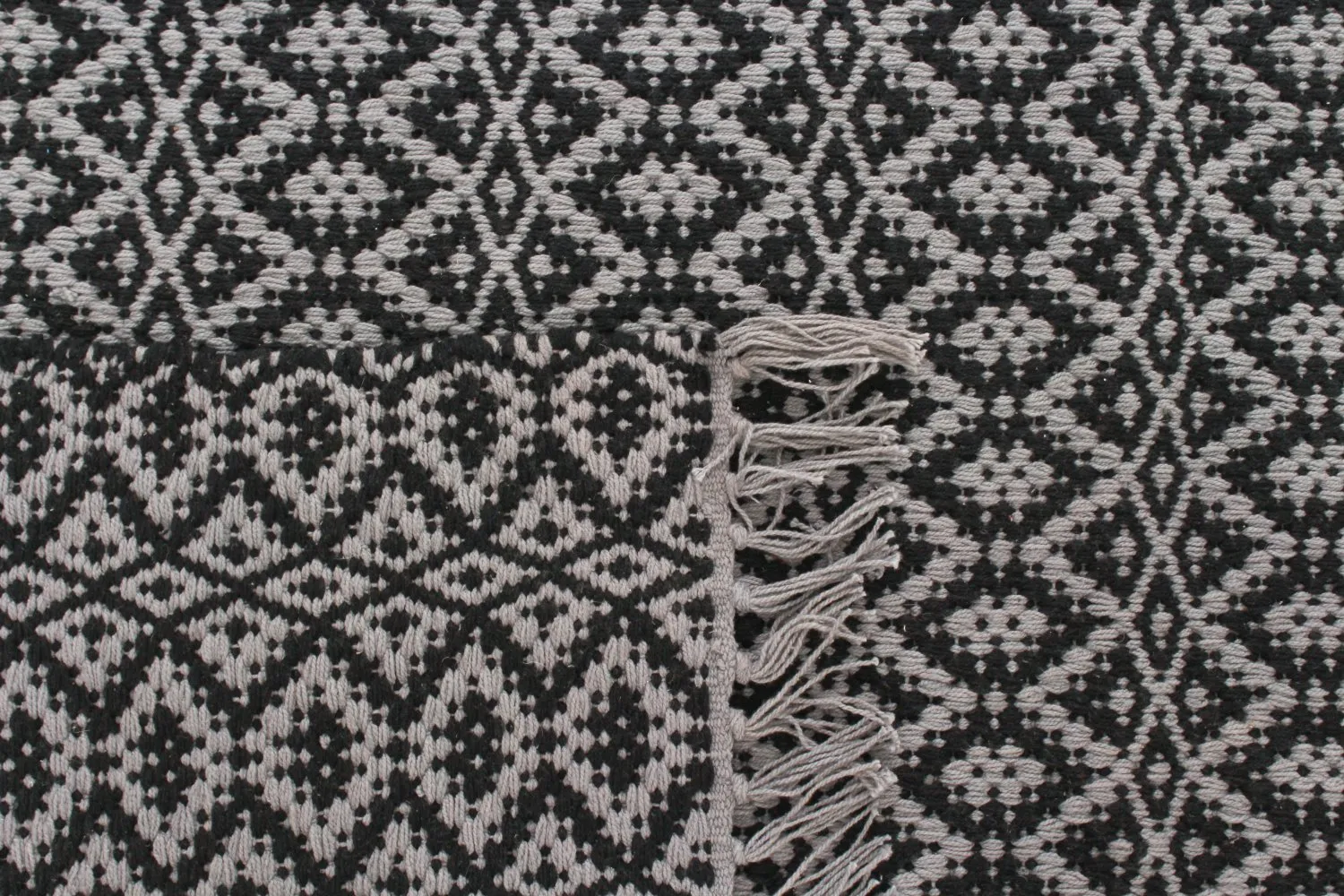 Koberec z kusov - Lykke (šedá/tmavo šedá)