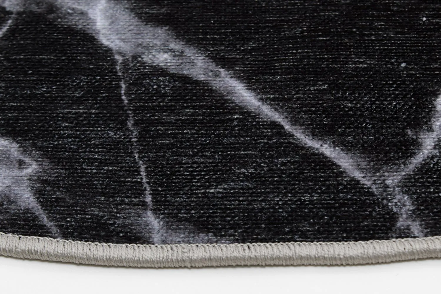 Koberec okrúhly - Savino (čierna/biela/ružová)