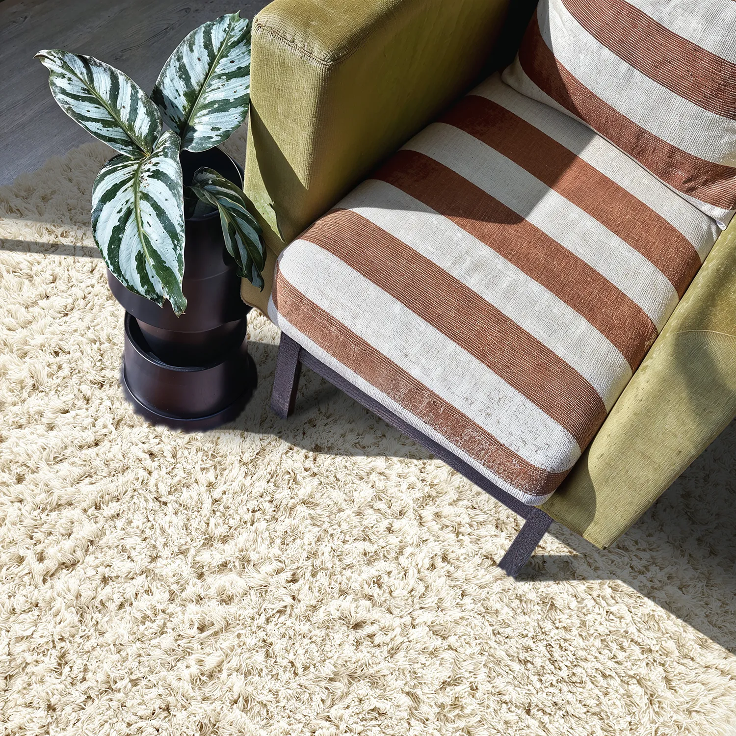 Kruhovo tkaný koberec - Fassale ručne tkaná vlnená shaggy (biela)