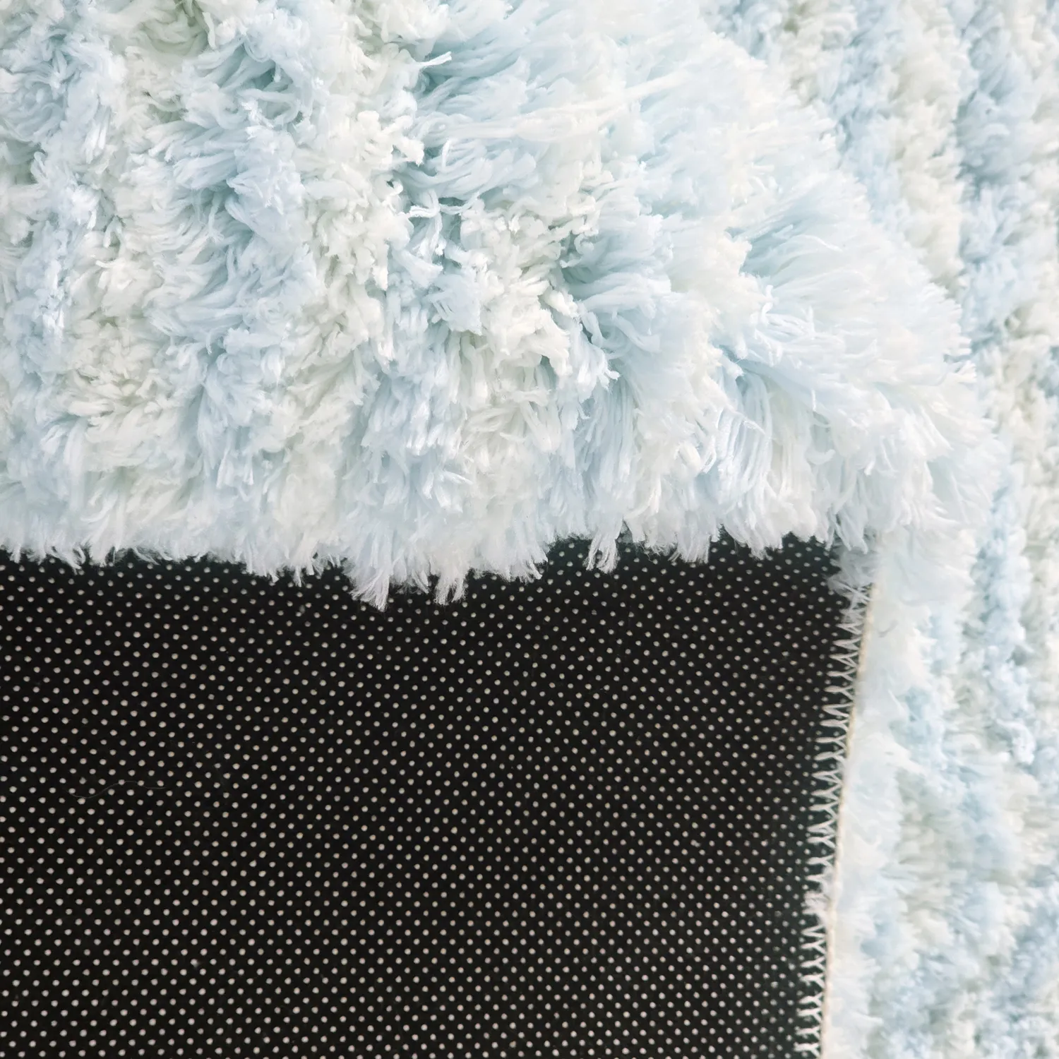 Koberce s dlhým vlasom - Aden (svetlo modrá/biela)