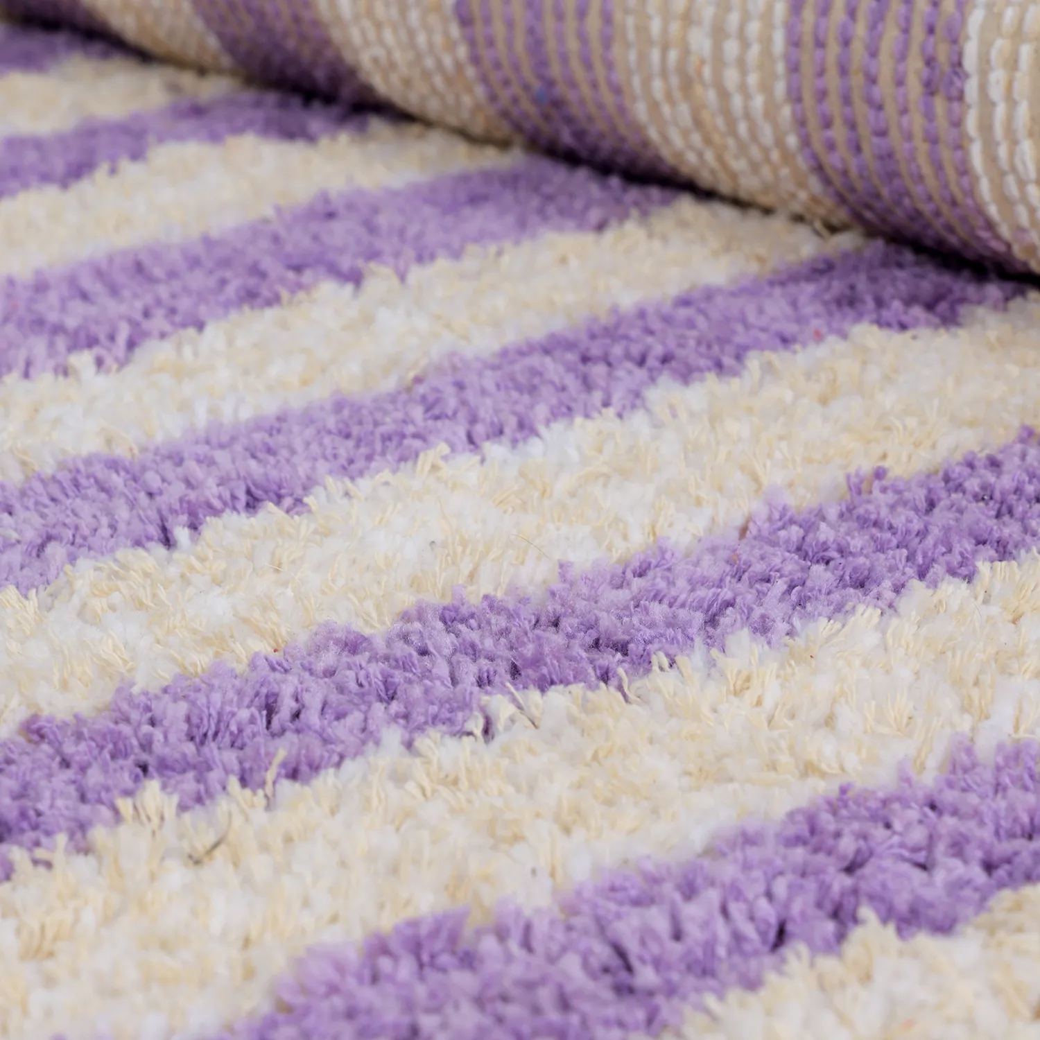 Koberce s dlhým vlasom - Thira Stripe Cotton Shaggy (krém/svetlofialová)