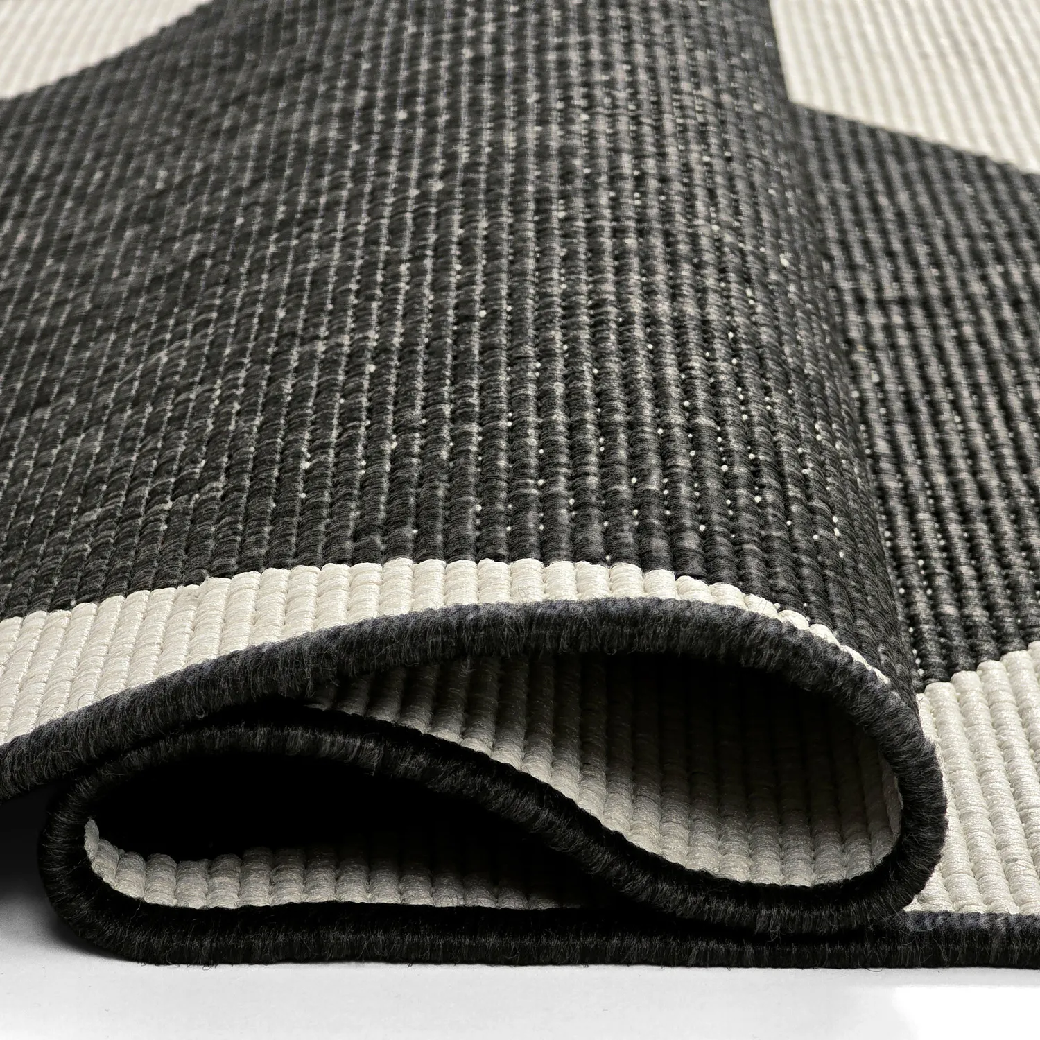 Koberec do interiéru a exteriéru - Aurora (čierna/biela)