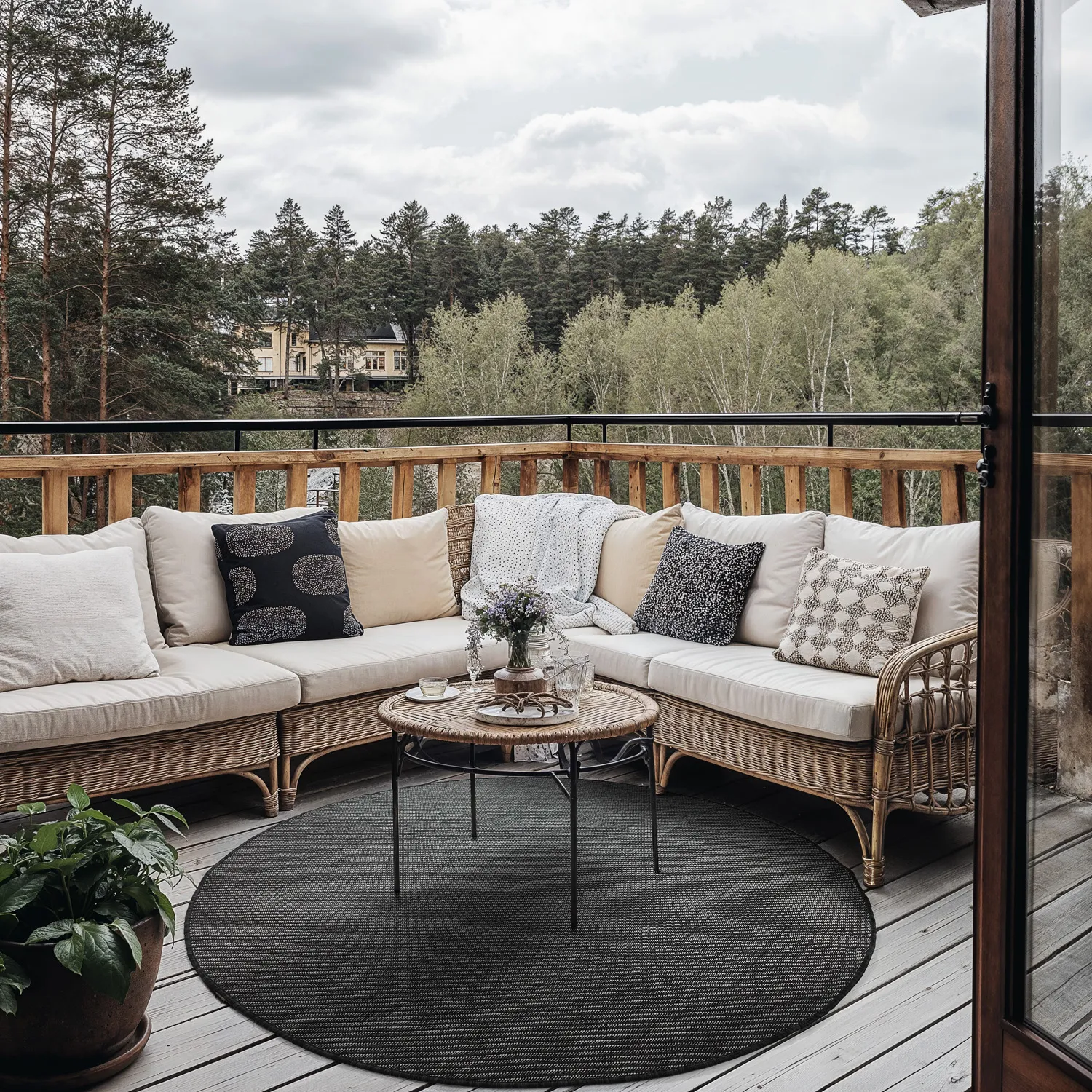 Okrúhly koberec - Indoor/Outdoor Bennett (čierna)